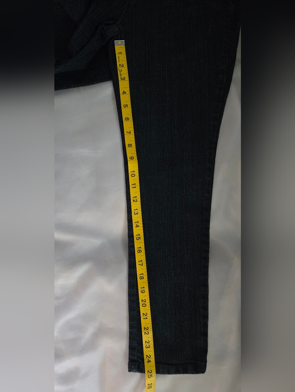 Liz Claiborne Jeans Sz 4 Petite Slim Leg Dark Wash Euc - Picture 8 of 10